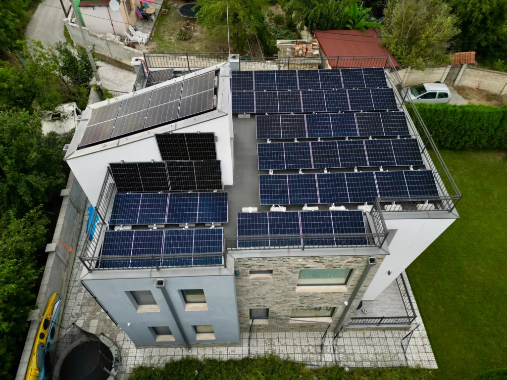 Хибридна соларна система 20 kWp на плосък покрив – Боровец