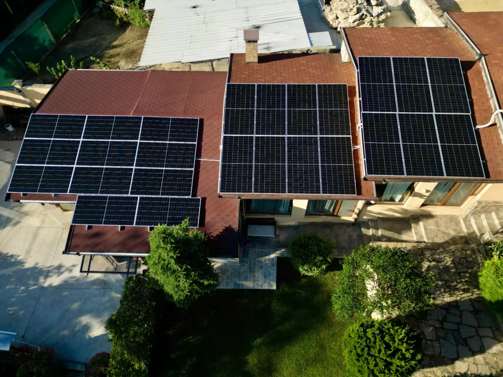 Соларна система 14.5 kWp на плосък покрив и навес – Бриз