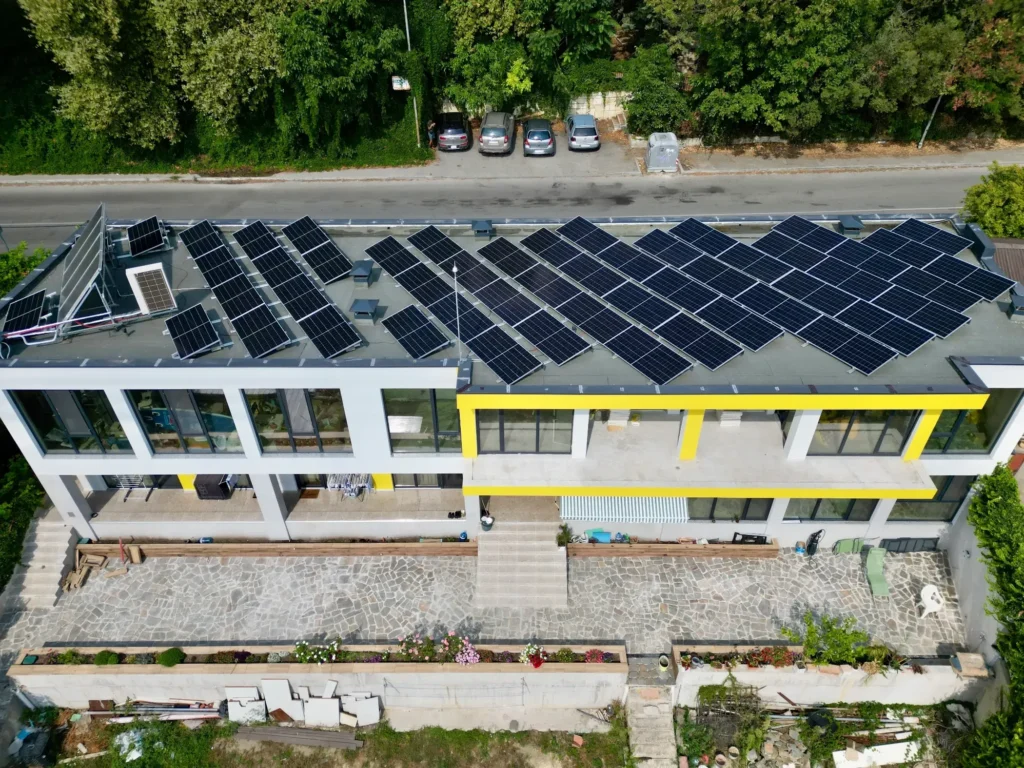 Промишлена соларна система 32.5 kWp с 61 kWh батерия – Кабакум