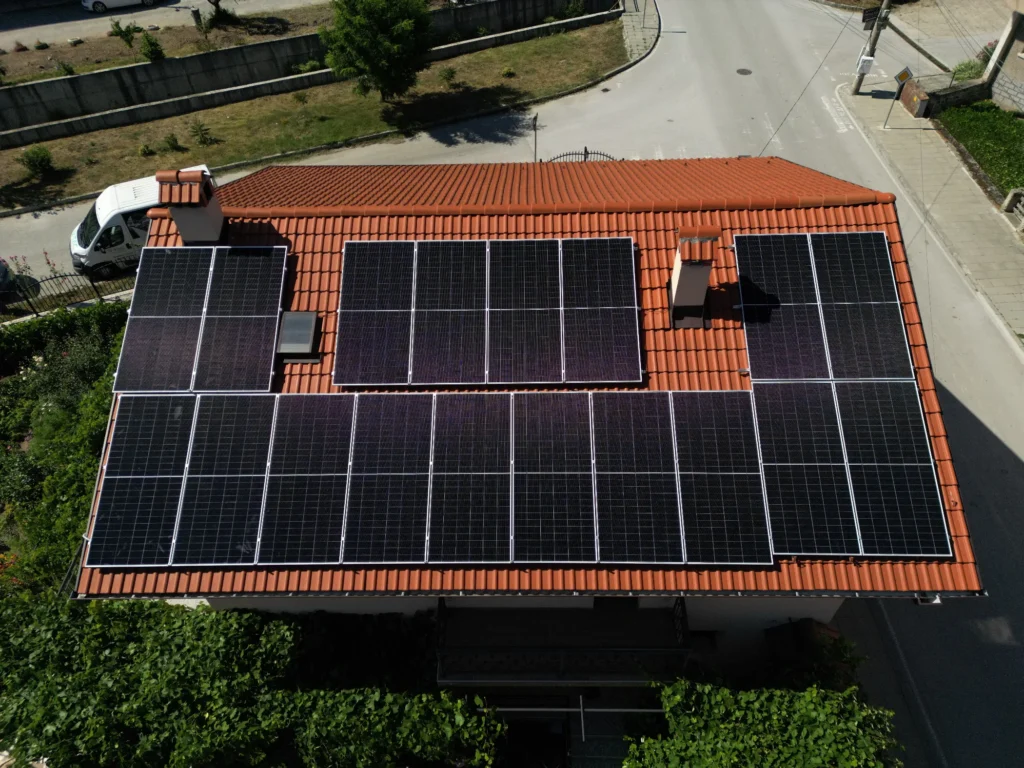Хибридна соларна система 13 kWp с 48 kWh батерии – с. Баня